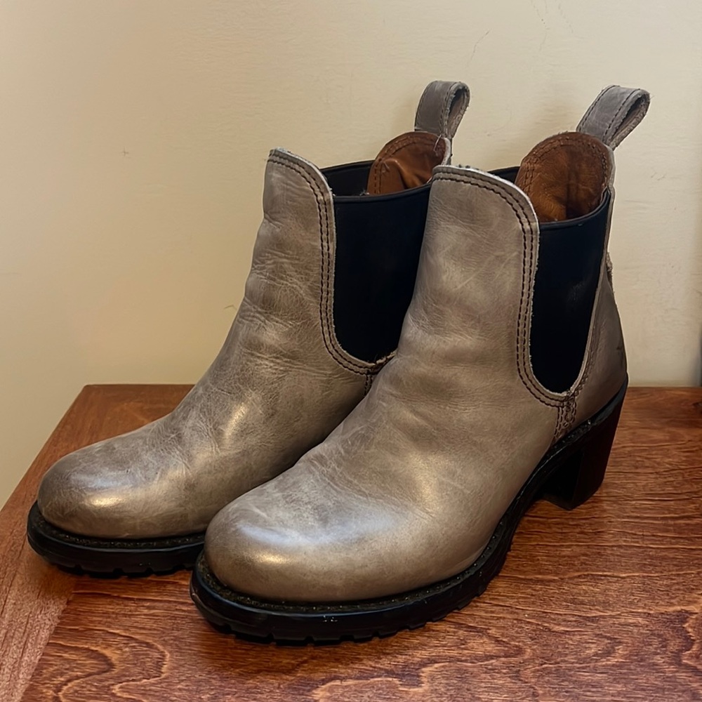 Frye Sabrina Chelsea Bootie
